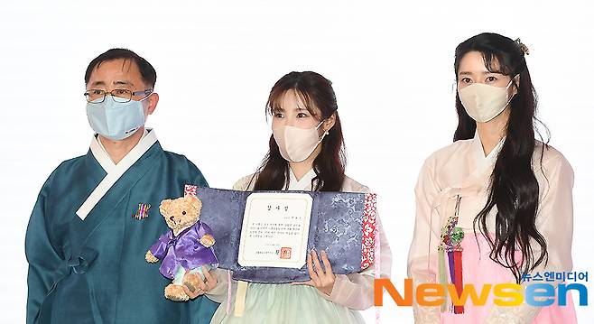 Singer Jun Hyoseong (photo central) attended the Korea Traditional Clothing Culture Week in spring, 2021, Korean traditional closing love letter of application ceremony held at DDP in Dongdaemun, Jung-gu, Seoul on the afternoon of April 12.