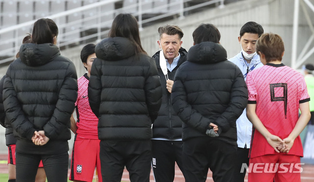 [고양=뉴시스]최진석 기자 = 8일 오후 경기 고양종합운동장에서 열린 여자축구 도쿄 올림픽 플레이오프 1차전 대한민국과 중국의 경기에서 1대2로 패한 대한민국 콜린 벨 감독과 선수들이 아쉬워하고 있다. 2021.04.08. myjs@newsis.com