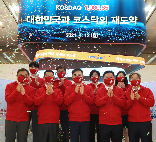 [서울=뉴시스]손병두 한국거래소 이사장이 12일 오후 서울 여의도 한국거래소에서 코스닥 지수 1000 돌파 기념 퍼포먼스를 한 뒤 기념촬영을 하고 있다. 앞줄 왼쪽부터 김학균 한국거래소 코스닥시장위원회 위원장, 장경호 코스닥협회 회장, 손병두 한국거래소 이사장, 나재철 금융투자협회 회장, 홍순욱 한국거래소 코스닥시장본부장. (사진=한국거래소 제공) 2021.04.12. photo@newsis.com *재판매 및 DB 금지