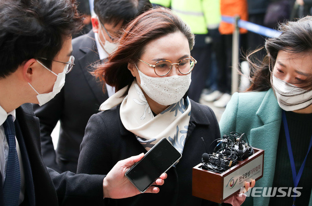 [서울=뉴시스] 자녀 입시비리와 사모펀드 투자 의혹 등의 혐의로 재판에 넘겨진 정경심 동양대 교수가 지난해 12월23일 오후 서울 서초구 서울중앙지법에서 열린 1심 선고 공판에 출석하고 있다. (사진=뉴시스 DB). photo@newsis.com