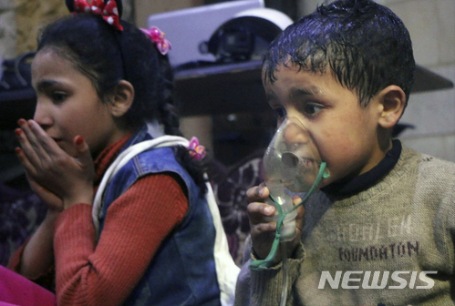 【두마=AP/뉴시스】 2018년 4월8일(현지시간) 시리아 반군 장악지역인 두마에서 화학무기 의심 공격이 발생해 어린이들이 치료받고 있다. 사진은 시리아민방위대(SCD) 제공. 2018.4.9.