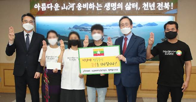 송하진 전라북도지사가 12일 미얀마 유학생들을 만나 미얀마 사랑 1청원 1티셔츠 구매운동에 적극 나서겠다고 밝혔다. 전라북도 제공