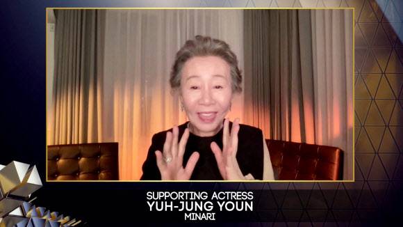 배우 윤여정이 11일(현지시간) 영국 런던의 로열 앨버트홀에서 비대면으로 개최된 제74회 영국 아카데미(BAFTA)상 시상식에서 영화 ‘미나리’로 여우조연상을 수상하고 화상을 통해 소감을 전하고 있다. BAFTA 제공
