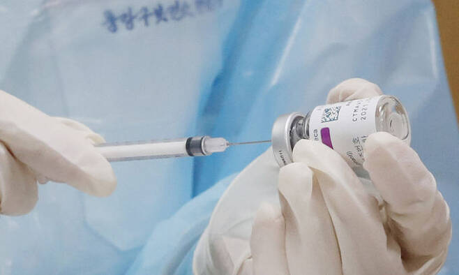 아스트라제네카(AZ) 코로나19 백신 접종이 재개된 12일 오후 서울 중랑구 보건소에서 의료진이 백신 접종 준비를 하고 있다. 연합뉴스