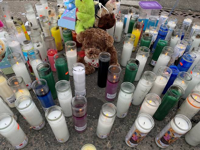 미국에서 또 다시 충격적인 총격 사건이 발생했다.근접한 거리에서 2시간 간격으로 벌어진 총격사건의 희생자는 3살배기 어린 아이와 16세 청소년으로 확인됐다. 사건 발생 장소와 시민들의 추모 촛불
