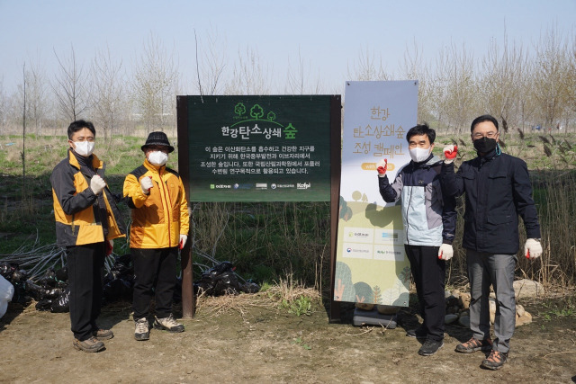 신용준(왼쪽 두번째) 이브자리 부회장, 정인호(왼쪽 첫번째) 한국임업진흥원 산림탄소?인증실장, 박도환(왼쪽 세번째) 한국임업진흥원 산업?총괄이사, 이승학 한국임업진흥원 산림정책?일자리본부장은 지난 10일과 11일에 걸처 서울 강서 한강공원 일대에서 진행한 ‘한강 탄소상쇄숲 조성 캠페인’에 참여해 나무심기 활동을 벌이고 기념 촬영을 하고 있다. /사진 제공=이브자리