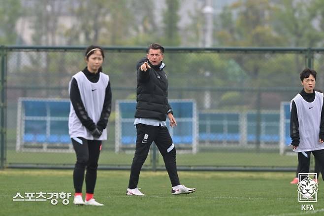 콜린 벨 한국 여자축구대표팀 감독이 12일 중국 쑤저우의 타이후 축구트레이닝센터에서 선수들의 훈련을 지휘하고 있다.   대한축구협회 제공