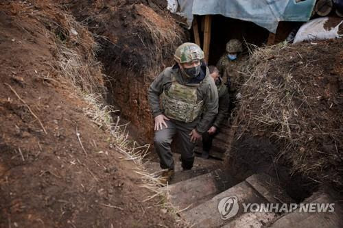 돈바스 지역 군부대 시찰하는 볼로디미르 젤렌스키 우크라이나 대통령 [로이터=연합뉴스 자료사진]