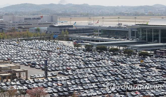 주말 앞두고 차량 가득한 김포공항 주차장 [연합뉴스 자료사진]