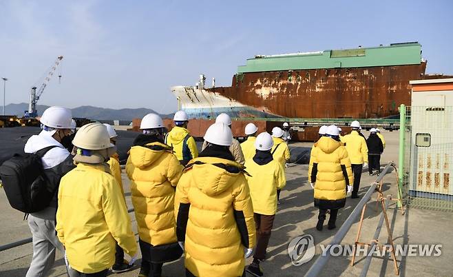 세월호 선체 앞에서 열린 추모식 (목포=연합뉴스) 11일 오전 전남 목포시 목포신항에 인양된 세월호 선체 앞에서 4·16재단과 세월호 피해 가족들이 추모식을 위해 이동하고 있다. 피해 가족들은 이날 참사 해역에서 선상 추모식을 하려 했지만 해경이 사고 당시 현장지휘선으로 쓰인 '3009함'을 준비하자 탑승을 거부하고 세월호 선체 앞에서 추모식을 열었다. 2021.4.11 [4·16 재단 제공. 재판매 및 DB 금지]