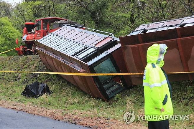 제주 에코랜드 열차 전도 사고 (제주=연합뉴스) 박지호 기자 = 12일 오후 제주시 조천읍 대흘리 에코랜드 테마파크에서 운행하던 관광열차의 일부가 전도돼 승객 37명 가운데 일부가 부상했다. 사진은 사고가 난 열차의 모습. 2021.4.12 jihopark@yna.co.kr