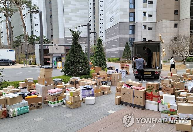 아파트 출입구 인근에 쌓인 택배상자들 지난 2일 오후 서울 강동구의 한 아파트 단지 후문 인근에 택배 상자들이 쌓여 있다. 이 아파트에서는 이번 달 1일부터 택배 차량의 지상 출입이 금지됐다. 2021.4.4 allluck@yna.co.kr [연합뉴스 자료사진]