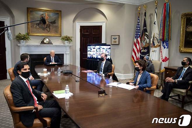 조 바이든 미국 대통령이 12일(현지시간) 워싱턴 백악관에서 반도체 부족 사태를 논의하는 화상회의에 참석을 하고 있다. © AFP=뉴스1