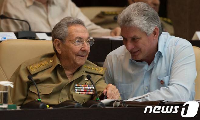 라울 카스트로(왼) 쿠바 공산당 제1서기와 미겔 디아스카넬 쿠바 대통령. © AFP=뉴스1 자료 사진