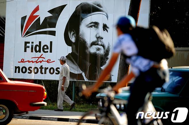 쿠바 아바나 거리 모습. 고(故) 피델 카스트로 전 국가평의회 의장의 포스터가 보인다.  © AFP=뉴스1 자료 사진