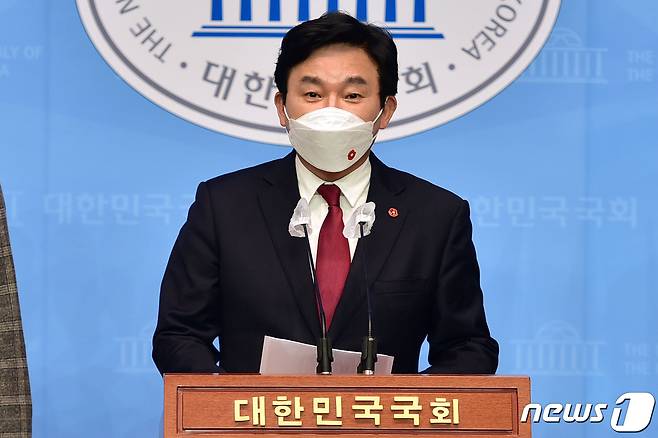 원희룡 제주도지사가 13일 서울 여의도 국회 소통관에서 일본의 후쿠시마 원전 오염수 방류 결정을 강력 규탄하는 기자회견을 하고 있다. 2021.4.13/뉴스1 © News1 박세연 기자