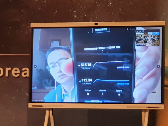 칼 송 화웨이 글로벌 대외협력 사장이 중국 화웨이캠퍼스 회의실에서 측정한 5G 속도 측정 화면을 보이고 있다.