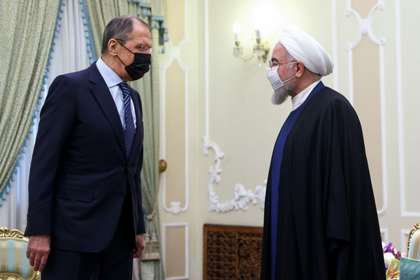 하산 로하니(오른쪽) 이란 대통령이 13일(현지 시각) 수도 테헤란에서 세르게이 라브로프 러시아 외무장관과 만나 인사를 나누고 있다. 러시아 외무부 제공/연합뉴스