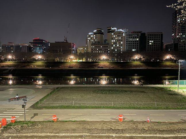 애플 스마트폰 ‘아이폰12 프로맥스’로 촬영한 야간사진.ⓒ데일리안 김은경 기자