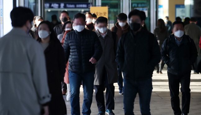 전국에 찬바람이 불며 꽃샘추위가 찾아온 22일 오전 서울역에서 시민들이 두꺼운 옷을 입고 발걸음을 옮기고 있다.ⓒ뉴시스
