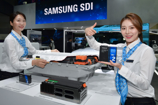 삼성SDI 모델이 지난 2019년 '인터배터리 2019' 전시회에서 배터리 셀과 모듈, 팩을 소개하고 있다. <삼성SDI 제공>