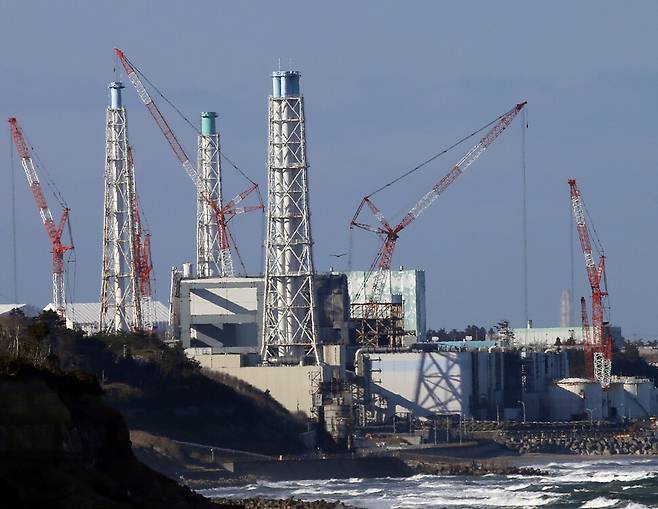 최악의 등급으로 기록된 사고 발생 10년을 맞은 후쿠시마 제1원전 모습. 폐로 작업을 위한 크레인이 여러 개 설치돼 있다. 연합뉴스