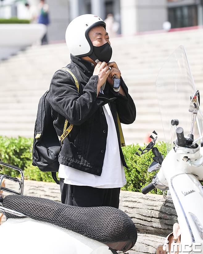 Comedian Park Myeong-su was captured at the way home after the Radio show of Park Myeong-su held at KBS in Yeouido, Seoul on the afternoon of the 13th.iMBC Photo