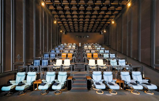 에이스침대가 지난달 CGV 씨네드쉐프 용산아이파크몰점에서 오픈한 ‘스트레스리스 시네마’. 북유럽 감성의 스트레스리스 리클라이너가 비치돼 안락한 자세로 영화를 감상할 수 있다. [사진 에이스침대]