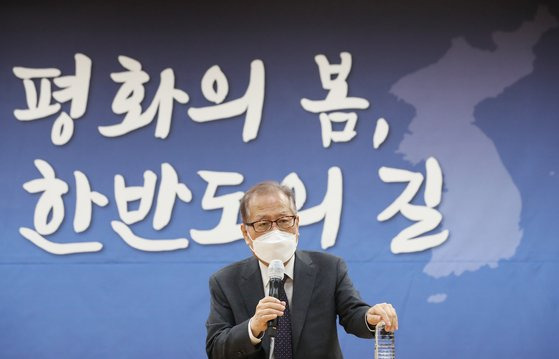 지난달 3일 서울 여의도 이룸센터 이룸홀에서 열린 '다시 평화의 봄, 새로운 한반도의 길'토론회에서 정세현 민주평화통일자문회의 수석부의장이 '남북 생명공동체의 실현 가능성과 추진 방향' 주제의 기조발제를 하고 있다. 연합뉴스