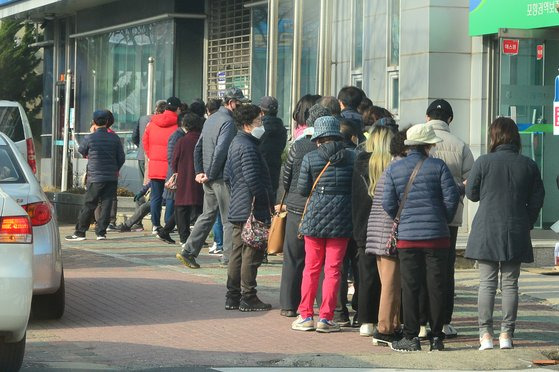 지난달 경북 포항농협 한 지점 앞. 포항사랑상품권을 구매하기 위해 줄이 생겼다.뉴스1