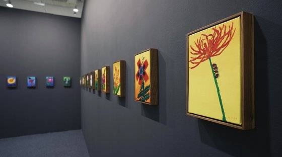 지난해 아트부산의 조현화랑 부스. 전시된 그림들은 행사가 시작되자마자 완판됐다.[사진 아트부산]