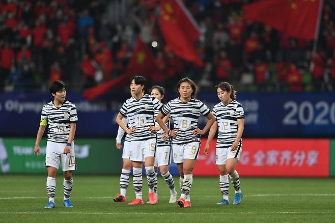 한국 여자축구대표팀 선수들이 13일 중국 쑤저우의 올림픽센터 스타디움에서 열린 중국과의 도쿄 올림픽 아시아지역 최종예선 플레이오프 2차전에서 2-2로 비겨 본선 진출이 좌절된 뒤 아쉬워하고 있다. 대한축구협회 제공