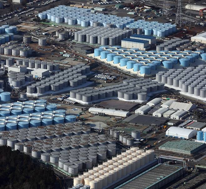 오염수 탱크 증설 못하겠다는 일 정부 지난 2월14일 일본 후쿠시마 원자력발전소에서 흘러나오는 방사능 오염수를 저장하는 탱크 1000여기를 공중 촬영한 사진. 일본 정부는 13일 원전 오염수의 해양 방류를 공식 결정했다. 후쿠시마 | EPA연합뉴스
