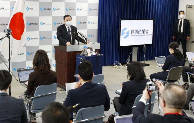 일본 정부는 13일 도쿄 총리관저에서 관계장관회의를 열고 후쿠시마 제1원전 사고로 발생한 다량의 방사성 물질 오염수를 바다에 배출하기로 결정했다. 가지야마 히로시 일본 경제산업상이 해양 방류 결정을 브리핑하고 있다. 연합뉴스