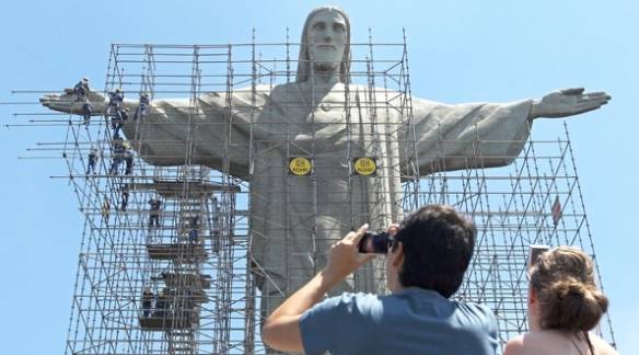 올해 건립 90주년을 맞는 리우데자네이로의 예수상. 사진은 지난 2010년 보수 공사 중인 모습.[AP]