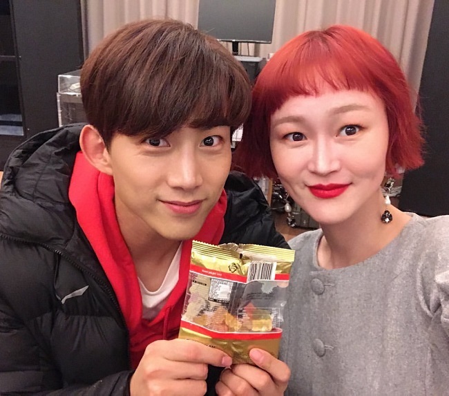 Model Lee Hye-jung has released a two-shot with Ok Taek Yeon.On April 13, Lee Hye-jung posted a picture on his personal SNS.In the public photo, Lee Hye-jung is taking a selfie photo with a friendly pose with Ok Taek Yeon.In particular, Ok Taek Yeon is attracting attention because he holds a jelly bag in his hands.Lee Hye-jung said, I am sorry that Jelly Shin is gone, but I still leave it as Vinsenzo, raising my curiosity about jelly god.Ok Taek Yeon commented, You have been so hard, and Lee Hye-jung cheered White to the end of Taekyeon.Lee Hye-jung made a special appearance as director of the Ragusa Gallery in TVN Vinsenzo which is currently on air and met with Ok Taek Yeon.
