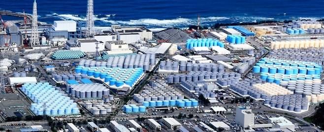 후쿠시마 제1원전 부지에 늘어선 오염수 저장탱크. 그 양이 무려 125만844t에 달한다. 아사히신문