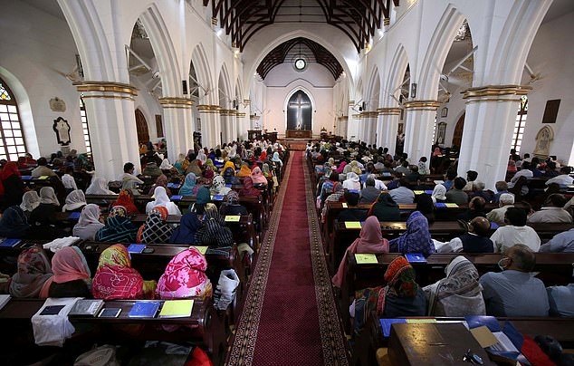 파키스탄의 한 교회에서 기독교인들이 예배를 보고 있다. EPA 연합뉴스