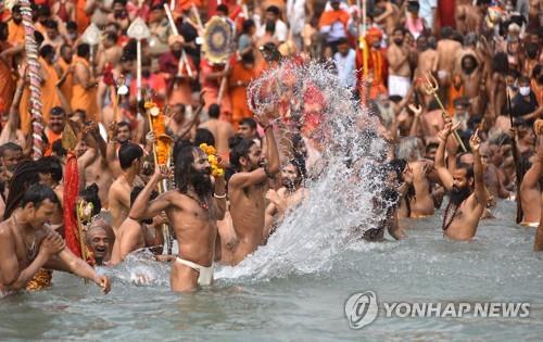 12일 인도 하리드와르의 갠지스강변에서 진행된 쿰브멜라 축제.참가가 대부분은 노마스크 상태로 물에 들어가 축제를 즐겼다. EPA=연합뉴스
