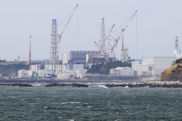 일본 정부는 13일 동일본 대지진 때 원전 사고를 일으킨 도쿄전력 후쿠시마 제1 원전 원전의 탱크에 보관 중인 오염수를 해양에 방출하기로 각료회의를 통해 결정했다고 밝혔다. 방류 예정인 오염수는 125만t이 넘는다./교도 연합뉴스