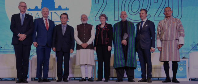 지난해 인도에서 열렸던 레이시나 다이얼로그에서 한승수(왼쪽 세번째) 전 국무총리와 나렌드라 모디(왼쪽 네번째) 인도 총리 등이 기념촬영을 하고 있다./사진제공=인도대사관