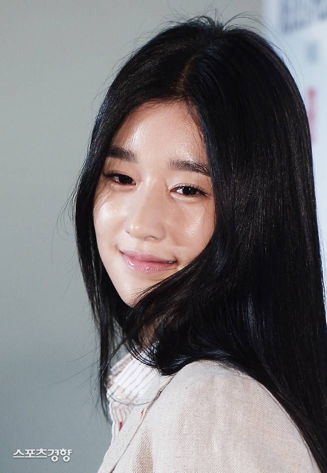 서예지가 김정현 가스라이팅 의혹에 휩싸이면서 이미지 하락은 물론 연예계 데뷔 이래 최대 위기를 맞았다. 이선명 기자 57km@kyunghyang.com