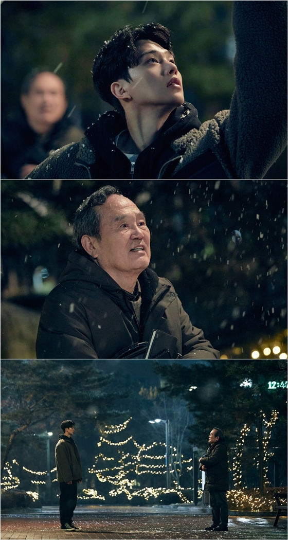 tvN 월화드라마 '나빌레라'에서 송강이 박인환을 위해 길거리에서 독무를 선보인다./사진제공=tvN 월화드라마 '나빌레라'