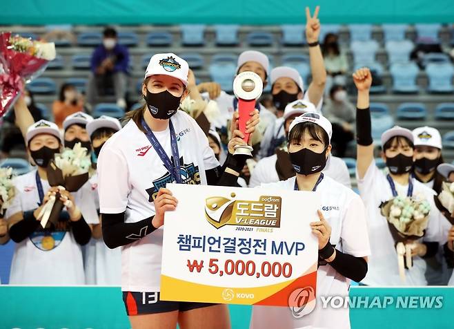 MVP 선정된 러츠·이소영 (인천=연합뉴스) 윤태현 기자 = 30일 인천 계양체육관에서 열린 여자프로배구 챔피언결정전 시상식에서 MVP로 선정된 GS칼텍스 러츠(왼쪽)와 이소영이 기념촬영을 하고 있다. GS칼텍스는 이날 경기에서 승리해 여자배구 사상 최초로 트레블(챔피언결정전·컵대회 우승·정규리그 1위)을 달성했다. 2021.3.30 tomatoyoon@yna.co.kr