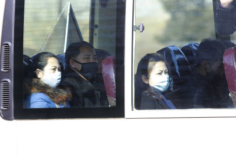 지난해 2월 26일 북한 평양 시민들이 마스크를 쓴 채 버스를 타고 가며 밖을 내다보고 있다(사진=AP/연합뉴스).
