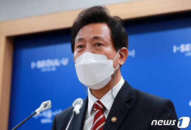 오세훈 서울시장이 13일 서울시청에서 국무회의 관련 브리핑을 하고 있다./뉴스1 © News1 구윤성 기자