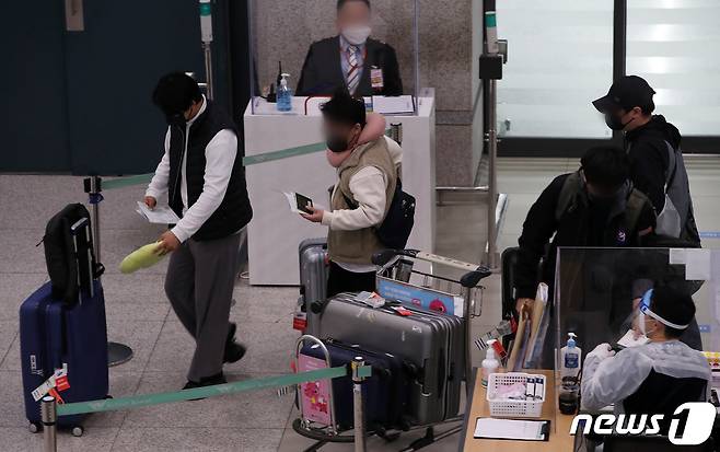 지난달 4일 오전 인천국제공항 제1터미널 입구장으로 들어오는 입국자들의 모습. 2021.3.4/뉴스1 © News1 김진환 기자