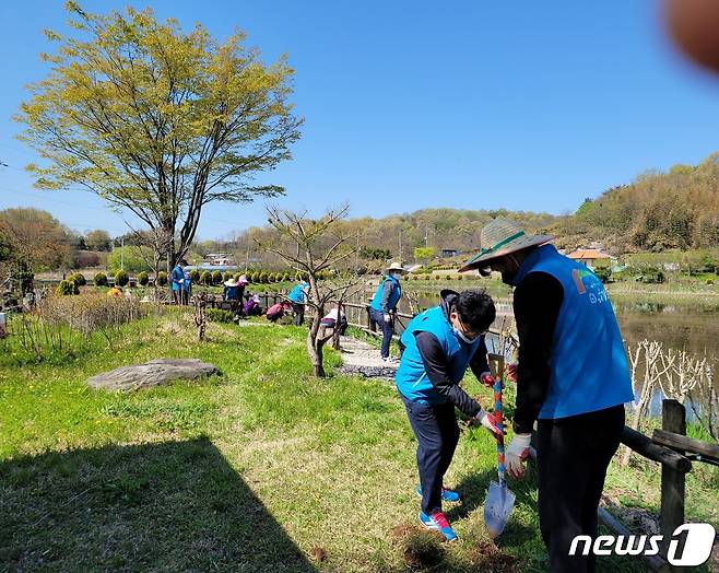 한국농어촌공사 새만금산업단지사업단이 14일 군산시 개정면 이영춘마을을 찾아 아름다운 농촌만들기를 위한 봉사활동을 벌였다.© 뉴스1