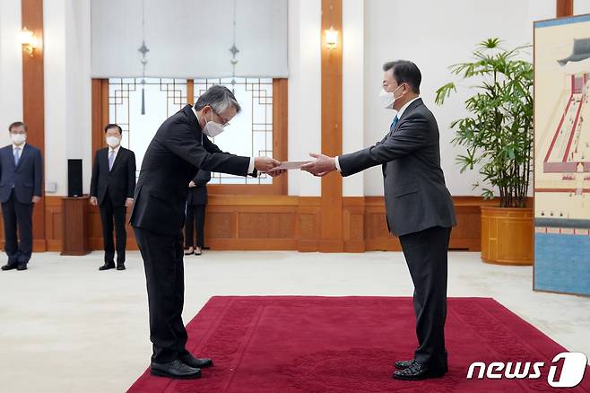 문재인 대통령이 14일 청와대 본관에서 열린 주한대사 신임장 제정식에서 아이보시 고이치 주한 일본 대사로부터 신임장을 받고 있다. 2021.4.14/뉴스1 © News1 유승관 기자