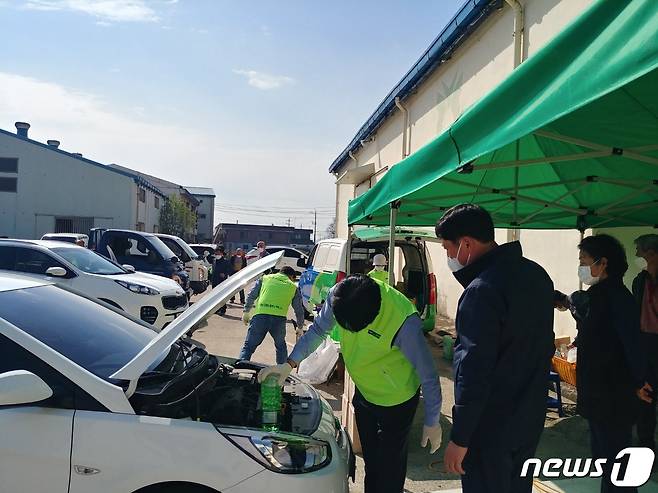 농협네트웍스 대전충남지사는 본격적인 영농철을 맞아 농업인 차량 사고 예방을 위한 무상 점검 자원봉사활동을 펼쳤다.© 뉴스1